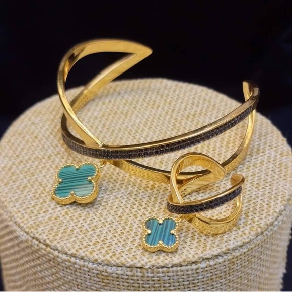 Brand new set it. Comes in white & green very good quality jewelry gold plated - Picture 2 of 2